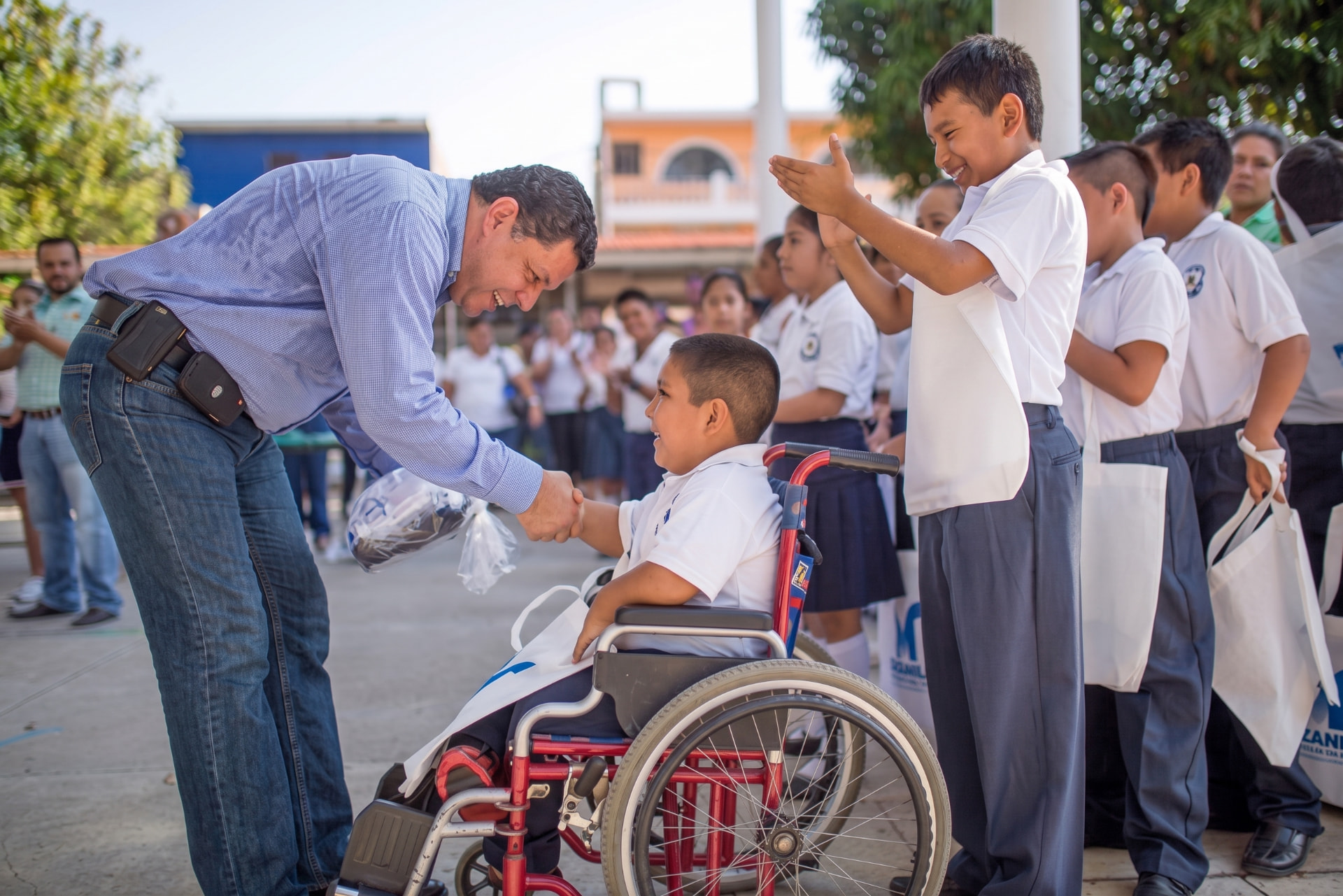 Entrega de apoyos escolares a estudiantes de primaria en Manzanillo