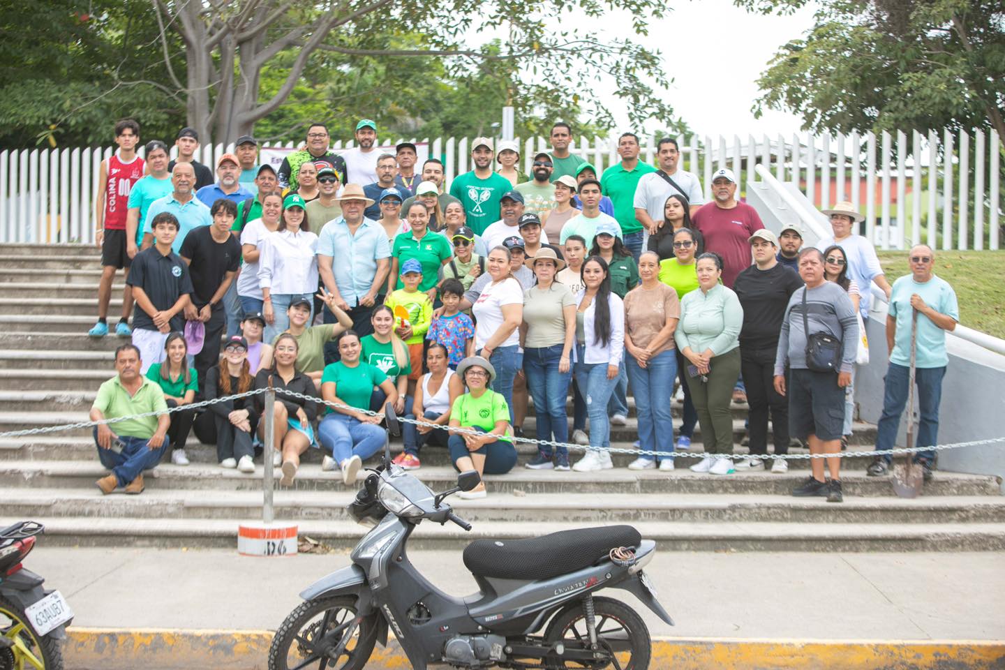 Grupo de personas reunidas con Virgilio Mendoza Amezcua durante una jornada comunitaria en Colima
