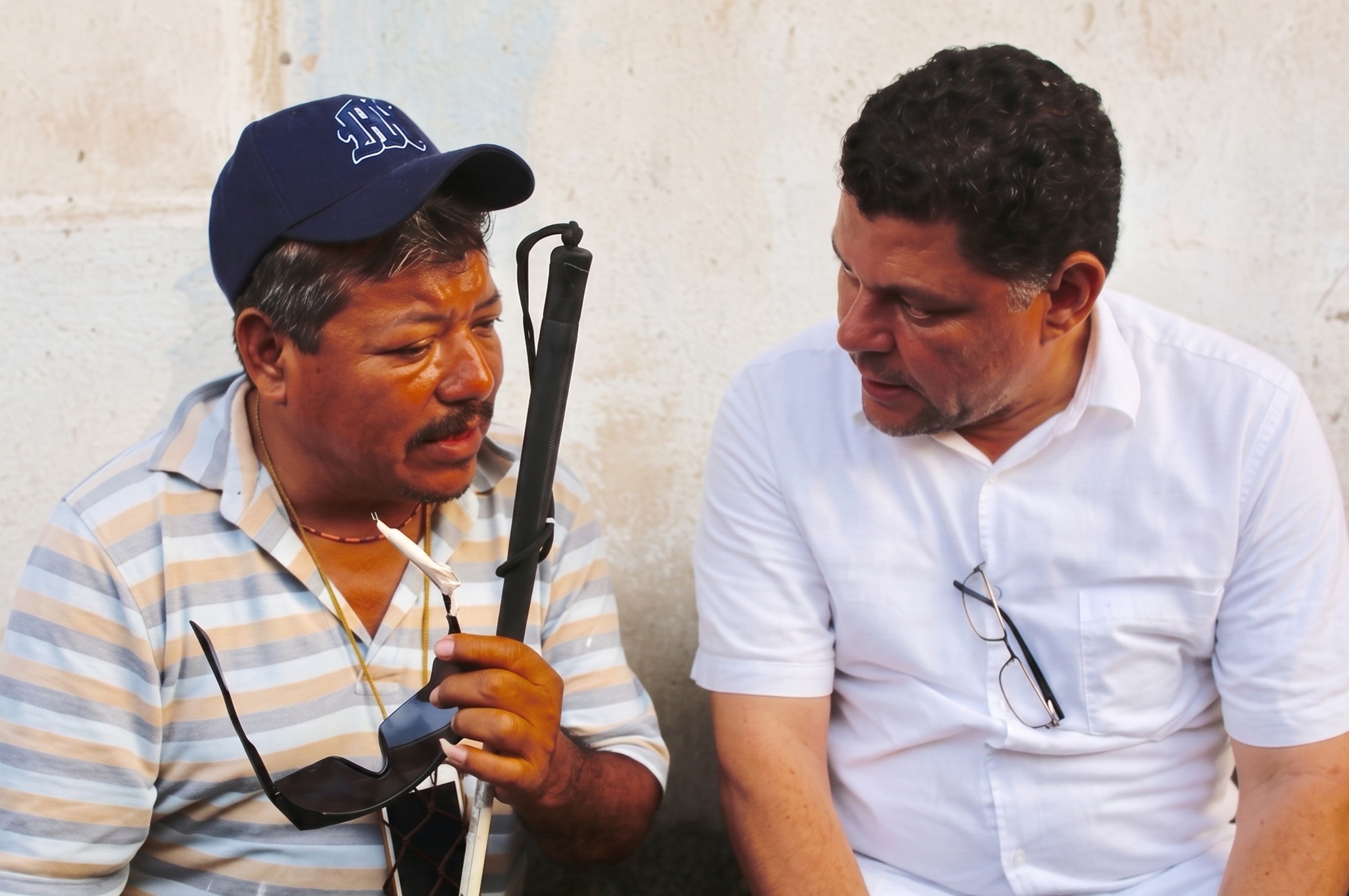 Vecinas y vecinos reunidos durante una reunión de escucha ciudadana