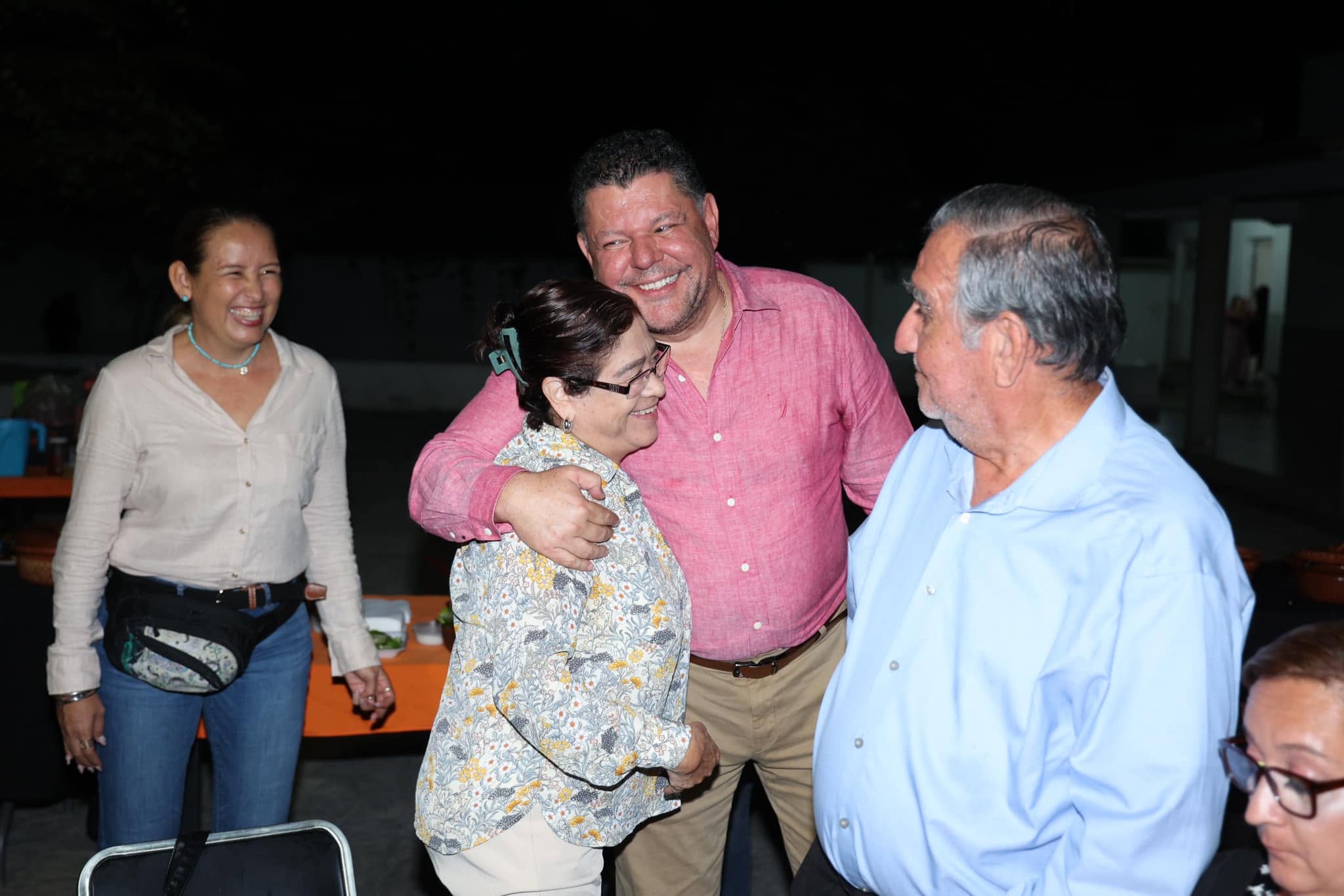 Virgilio Mendoza Amezcua conversando de cerca con una persona durante una actividad pública