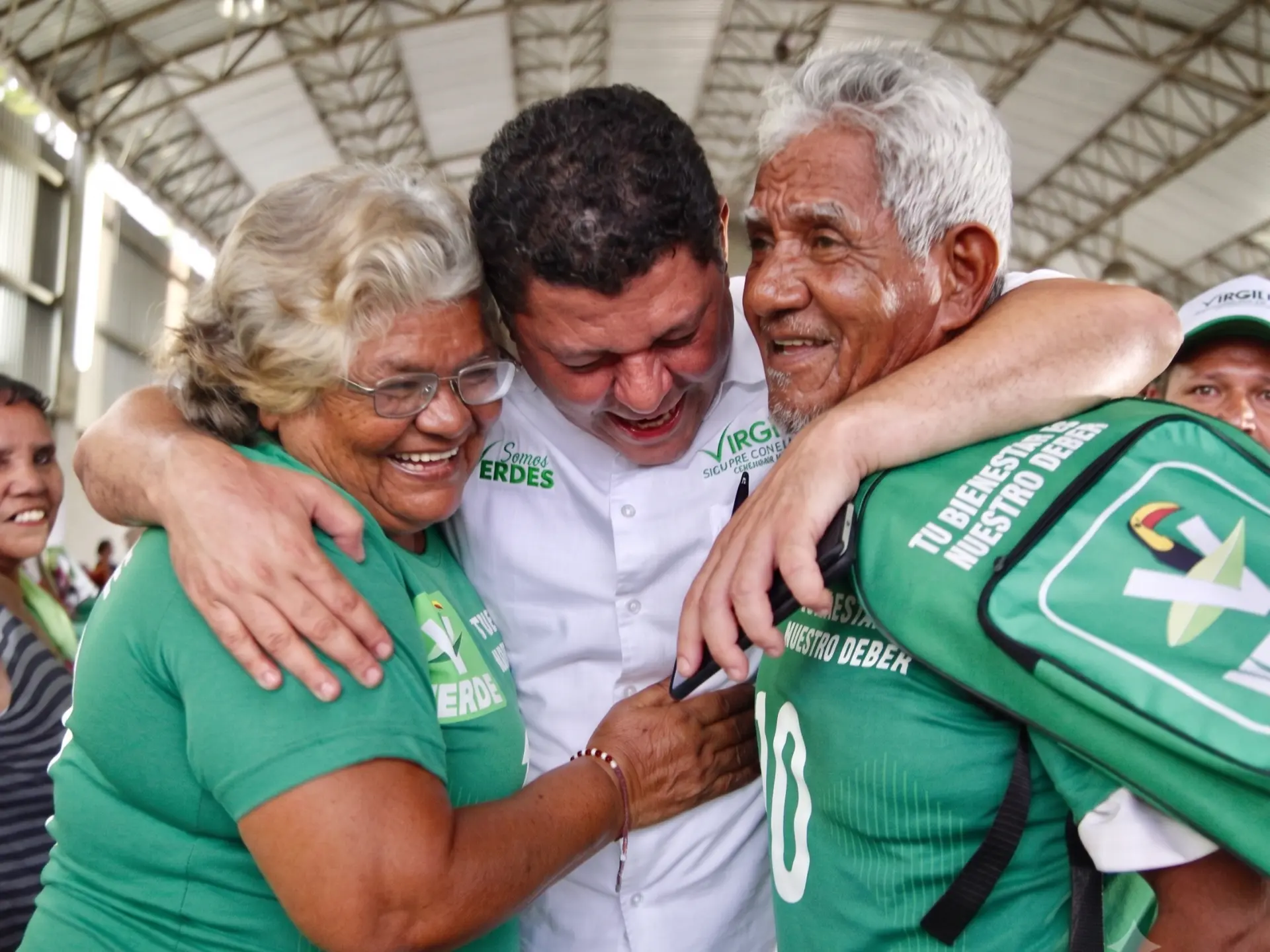 Virgilio Mendoza Amezcua saludando a vecinas y vecinos durante una actividad comunitaria en Manzanillo